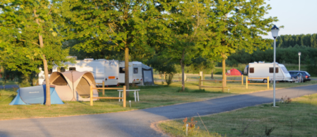 Camping Au Bord de l'Aisne in Guignicourt is een groene camping aan de oevers van de rivier Aisne in Picardie en in de buurt van belangrijke uitvalswegen. 