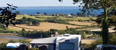 Camping de L'Aber in Crozon Morgat is een gezinscamping op het schiereiland Crozon tegen de heuvel met een uitzicht over de baai in de Finistère in Bretagne. 