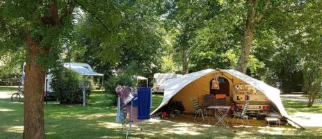 De charme camping L'Ilot in Cubjac ligt aan een rivier en bij een oude molen in de Dordogne in de Aquitaine.