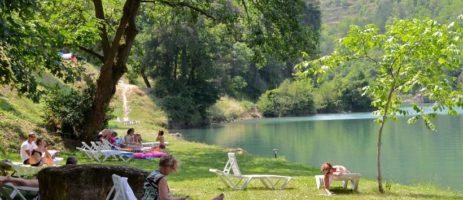 Camping de La Cascade in Saint-Rome-de-Tarn is een gezinscamping in een regionaal park in de Aveyron aan de oevers van een rivier in de Midi-Pyrénées. 