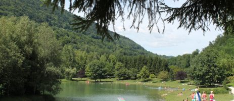 De Authentieke camping Idéal Camping in Allevard-les-Bains ligt in een groene omgeving gelegen op 1 km van de thermen in de Isère in de Rhône-Alpes.