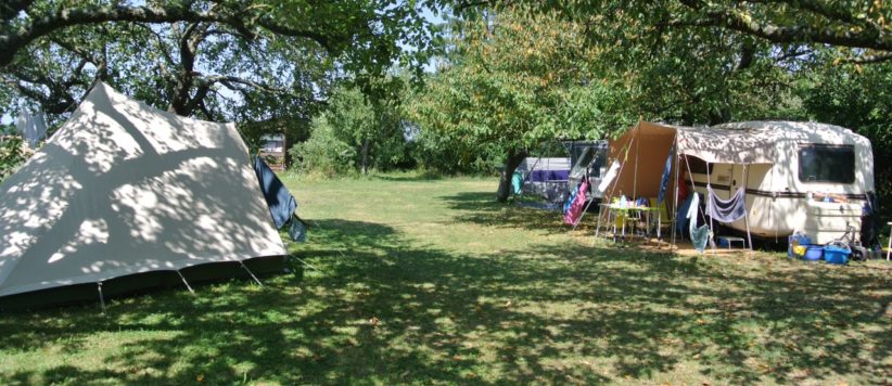Camping Les Echaloux in de Allier is een prachtig vakantiedomein van Nederlandse eigenaren gelegen aan de rand van het dorpje Bayet aan de rivier de Sioule.