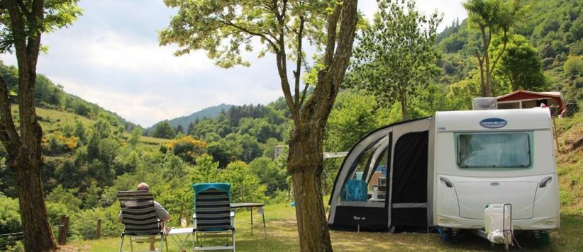 Midden in de prachtige ruige natuur ligt Camping L’Ardéchois, ver weg van alle drukte en hectiek. Geniet van het zwembad en de prachtige omgeving!
