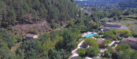 Middelgrote familiecamping in de Ardèche met zwembad en animatie bij Ucel, direct aan een rivier, ideaal voor families met kinderen.