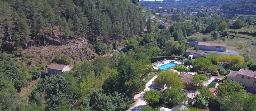 Middelgrote familiecamping in de Ardèche met zwembad en animatie bij Ucel, direct aan een rivier, ideaal voor families met kinderen.