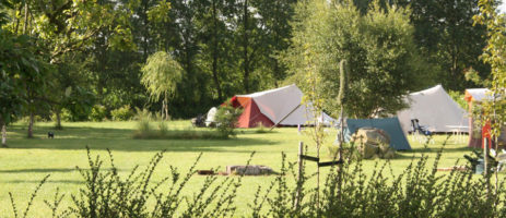 Camping Le Cheval Rouge is een kleine en rustige familiecamping in Noord-Bretagne in Cotes d’Armor. Kindvriendelijk, glamping, luxe tenten, rust en natuur.