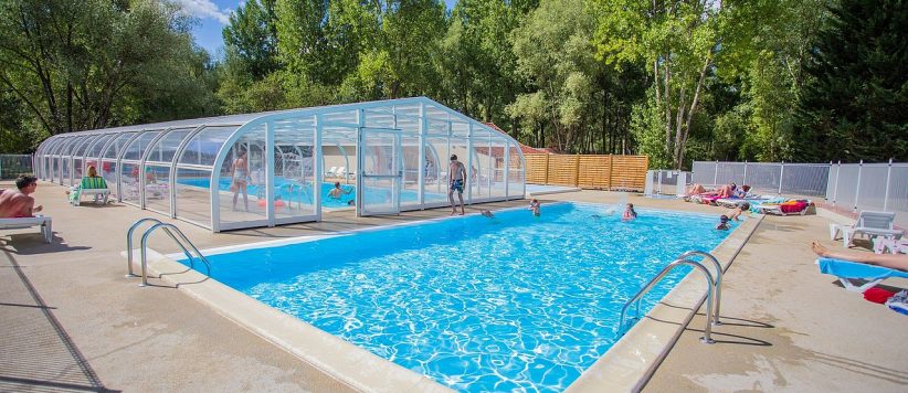 Camping Sites et Paysages Les Saules in Cheverny ist ein Charme Camping mit Schwimmbad in Loir-et-Cher, Centre-Val-de-Loire am Wald.