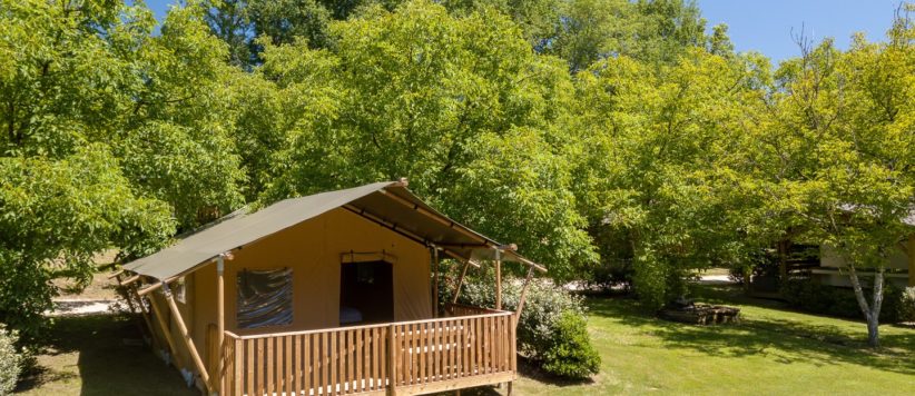 Domaine du Moulin des Sandaux is een klein kindvriendelijk vakantiepark met luxe safaritenten van Tendi. Luxe kamperen met kinderen in de Gironde!