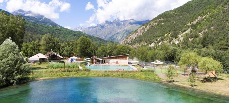 Camping Le Courounba is een familiecamping in de Hautes-Alpes met zwembad aan de rivier de Gyronde in een bosrijke omgeving.