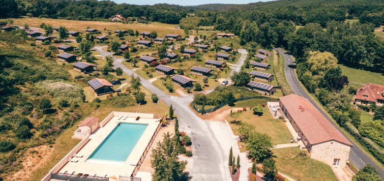 Camping Les Hameaux de Pomette is een fijne kleine kindercamping aan een meer in Cazals in de regio Midi-Pyrénées met 30 huuraccommodaties.