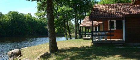 Camping l’Etang du Merle is een rustige familiecamping met zwembad gelegen aan een meertje aan de rand van de Morvan in de Bourgogne.