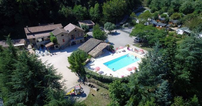 Camping Du Pont de Mercier in Thueyts is een camping in de Ardèche met zwembad gelegen aan een rivier in de regio Rhône-Alpes.