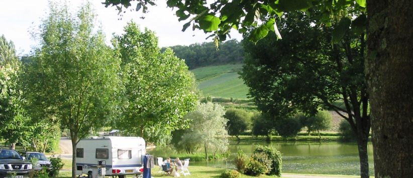 Camping Le Pouchou is een kleine, ruimtelijk opgezette camping met zwembad rondom een vismeer in Tournon d’Agenais in het Zuid-Franse Lot-en-Garonne. 