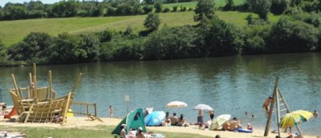 Camping les Charmes is een camping met verwarmd zwembad vlakbij Apremont en haar watersportmeer, en op 20 minuten van de Atlantische kust in de Vendée.