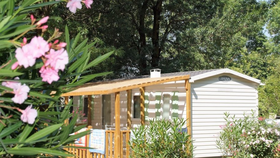 Parc Bellevue Camping aan de Côte d'Azur met zwembad.