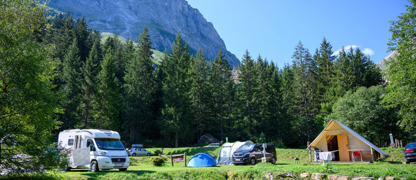 Camping le Parc Isertan is een mooie bergcamping in de Franse Alpen met een prachtig uitzicht op la Grande Casse, een van de hoogste bergen in de Vanoise.