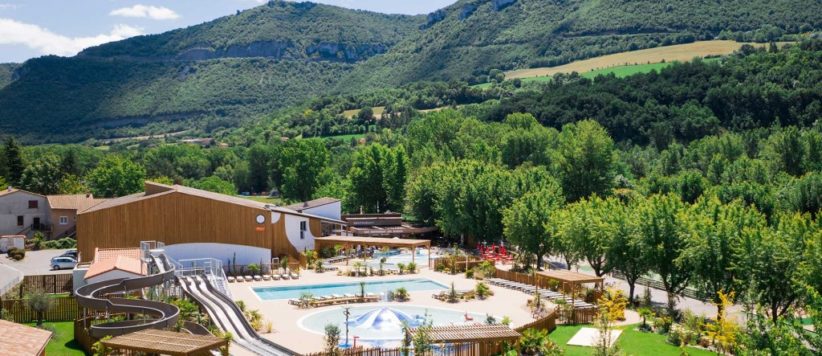 Camping Les Rivages is een ontspannen gezinscamping met verwarmd zwembad aan de rand van de rivier de Dourbie in de prachtige regio van de Midi-Pyreneeën. 