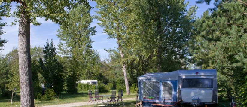 Camping les Pêcheurs is een schaduwrijke camping gelegen aan de rivier de Ain, in het hart van de Jura in een gemoedelijke en natuurlijke omgeving. 