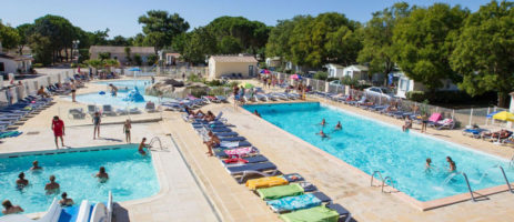 Rustige 4 sterren familiecamping met zwembad en waterpark in de Hérault tussen de Camargue en de Middellandse zee op 15 kilometer van de fijne zandstranden van Zuid-Frankrijk.