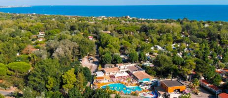 Camping Club Cayola in Vias-Plage is een grote gezinscamping vlakbij het strand van Vias-Plage gelegen tussen bomen in Hérault in de Languedoc-Roussillon. 