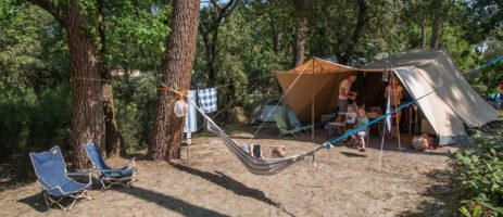 Camping des Pins in Soulac-sur-Mer is familiecamping met verwarmd zwembad gelegen in een dennenbos op 1500m van de oceaan in de Gironde in de Aquitaine. 