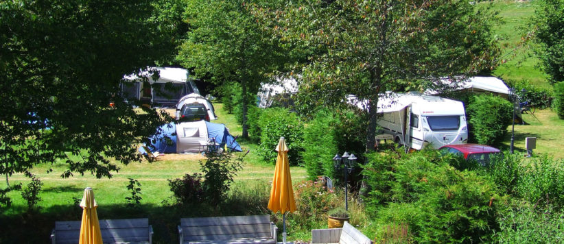 Gezellige kleine camping in de Corrèze met Nederlandse eigenaren naast het Lac de Triouzoune (ook wel het meer van Neuvic genoemd).
