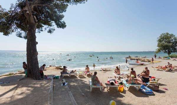 Camping Marina Plage in Vitrolles is een gezinscamping gelegen in de buurt van de zee, aan een meer aan de Côte d'Azur in de Bouches-du-Rhônes.