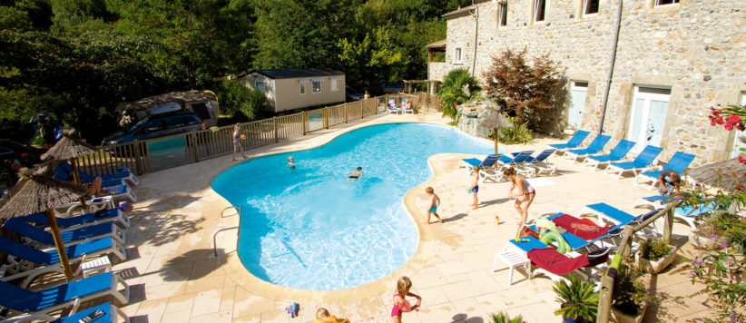 Zeer fraai gelegen kindvriendelijke camping met veel groen gelegen aan de rivier de Ardèche met privé strand en zwembad met spa ruimte.
