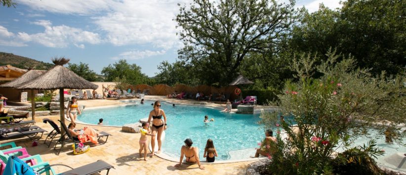 Fraai gelegen middelgrote camping met zwembad en animatie in de Ardèche aan het begin van de vallei van de Chassezac.