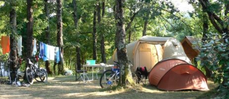 Camping La Pibola in Camon is een familiecamping tussen Mirepoix en het meer van Montbel in de Ariège in de Midi-Pyrénées. 