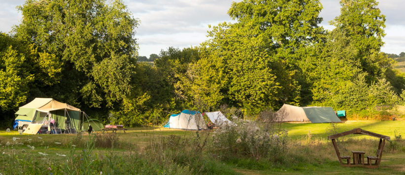 Leuke groene camping in de Charente met 15 ruime kampeerplaatsen, B&B en gîtes met vrij uitzicht op de heuvels.