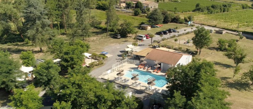 Camping Acacias in Rosières is een kleine camping (tot 65 plaatsen) met zwembad in het mooie departement Ardèche gelegen aan een rivier.