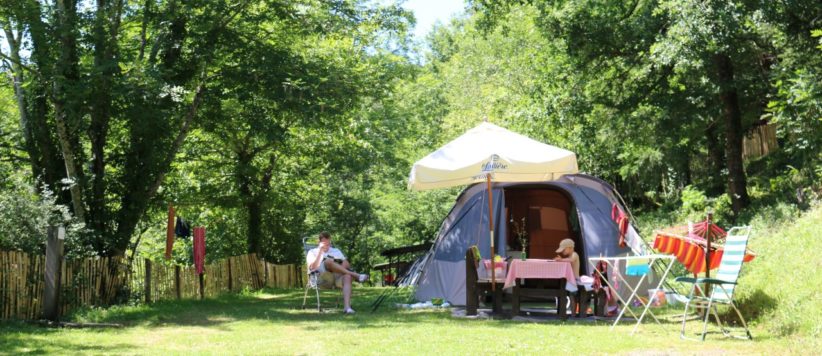 Camping Moulin de Chaules is een gezinscamping midden in de natuur met toegang tot een beekje, op het terrein van een voormalige watermolen, in de Auvergne