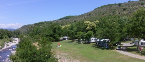 Middelgrote camping met zwembad in de Ardèche gelegen aan de rivier de Beaume ideaal voor families met kinderen en avontuurlijke gezinnen