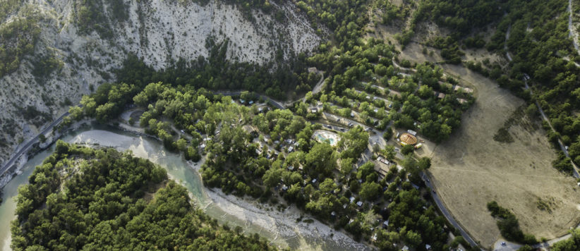 Camping Domaine Chasteuil-Provence in Castellane is een familiecamping vlakbij de Gorges du Verdon op een groot terrein in de Alpes-de-Haute-Provence. 