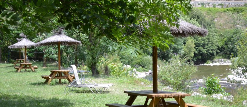 Fraai gelegen rustieke kleine camping (50 plaatsen) met zwembad in de Ardèche op de grens van de Ardèche en Cevennen in Meyras.