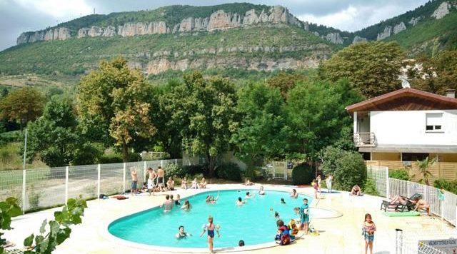 Camping Saint Lambert in Millau is een natuurcamping aan de oevers van de rivier met een groot privéstrand in de Aveyron in de Midi-Pyrénées. 