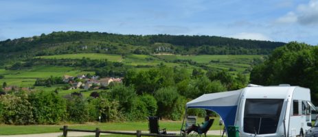 Camping des Sources in Santenay is een fietscamping in de Bourgogne op een bebost en schaduwrijk kampeerterrein tussen de wijngaarden in de Côte d’Or. 
