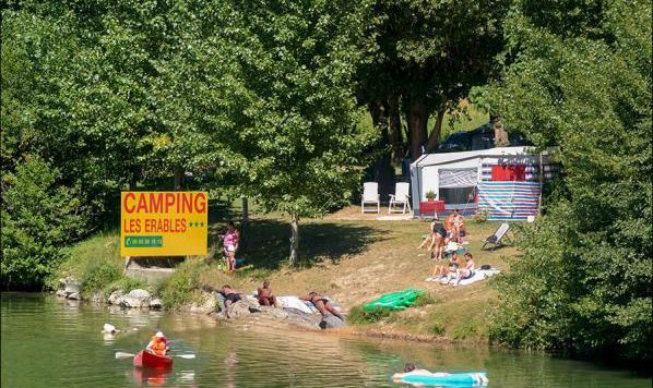 Camping les Erables in Millau is een kleine camping in een bos gelegen aan de oever van de rivier de Tarn in de Aveyron in de Midi-Pyrénées. 