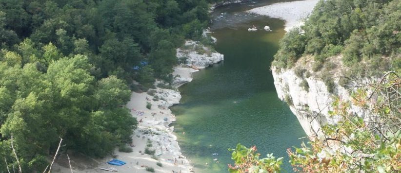Camping La Plage des Templiers in Vallon Pont d’Arc is een naturistencamping gelegen aan een rivier in de Ardèche te midden van de natuur in de Rhône-Alpes.