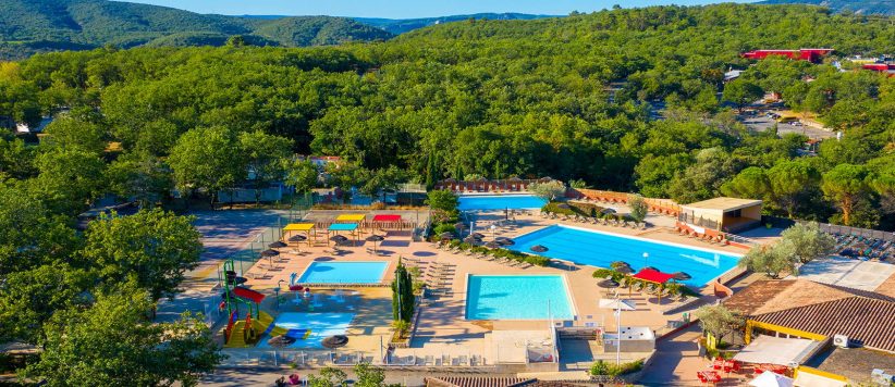 Vijfsterren camping in de Ardèche met prachtige zwembaden, glijbanen en waterspeeltuin, ideaal voor families met (jonge) kinderen en zwemliefhebbers!