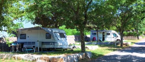 Camping L'Esquiras in Vallon-Pont-d’Arc is een familiecamping gelegen op een vlak en met gras begroeid kampeerterrein in de Ardèche in de Rhône-Alpes. 