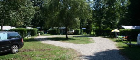 Camping Saumont in Ruffieux is een kleine en rustige camping gelegen in de buurt van de meren van Annecy en Lac du Bourget in de Savoie in de Rhône-Alpes.