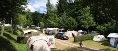 Camping de Belle Hutte in La Bresse is een ecocamping aan een rivier in de Lorraine in de Vogezen zonder animatie voor vakantie in de zomer of winter.