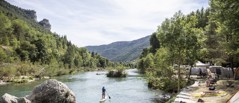 Camping Huttopia Gorges du Tarn in Les Vignes is een natuurcamping in Lozère gelegen aan een rivier vlakbij de bezienswaardigheden van de regio Occitanië (Languedoc-Roussillon).