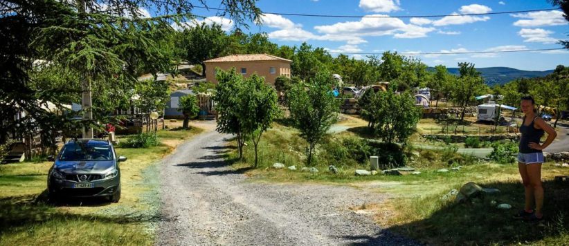 Camping Domaine de Chadeyron in Lagorce is een kleine camping in een natuurlijke en wilde omgeving op een kleine heuvel in de Ardèche in de Rhône-Alpes. 