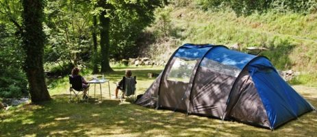 Camping du Lauradiol in Campouriez is een camping in de Selves-vallei aan de oevers van een rivier in de Aveyron in de Midi-Pyrénées. 