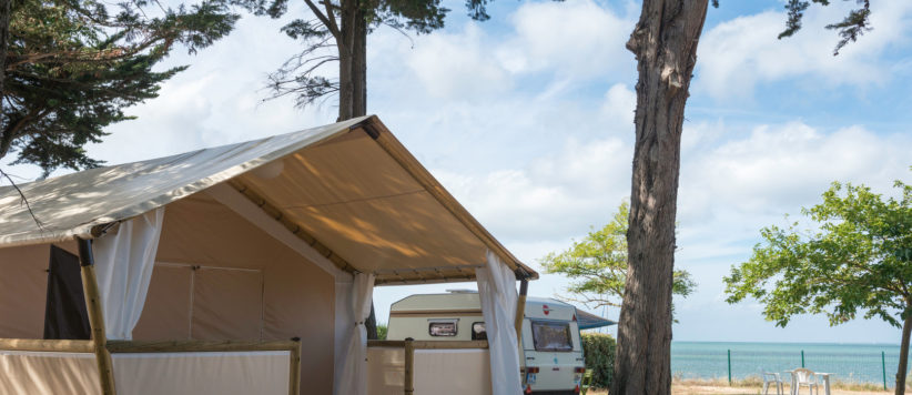 Camping Le Platin in Rivedoux-Plage is een strandcamping direct aan de Atlantische kust in de Charente-Maritime, Poitou-Charentes, met zwembad en kidsclub.