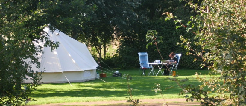 De charme camping de Peelhof in Drenthe is een kleine camping gelegen in het buitengebied van de Gemeente Emmen in het Amsterdamsche Veld.