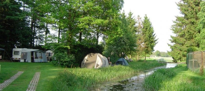 De charme camping `t Meulenbrugge in Vorden gelegen gelegen aan de waterkant van een bosrijke omgeving in het hart van de Achterhoek in de provincie Gelderland.